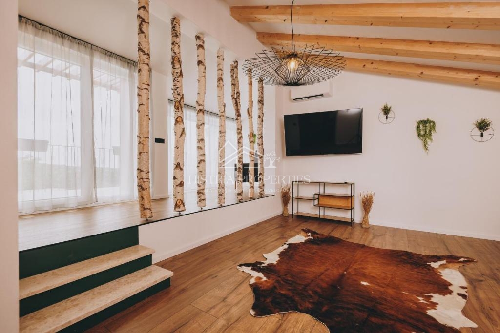 Mirna lokacija, obdana z zelenjem in nova, popolnoma opremljena hiša z bazenom