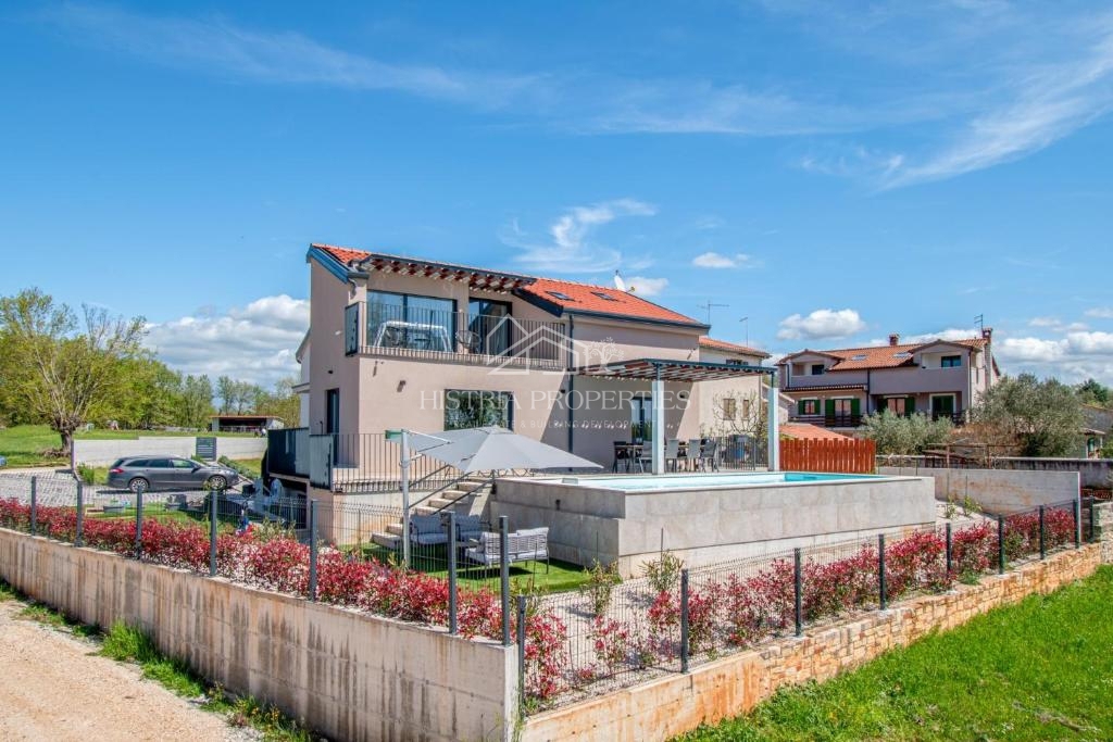 Mirna lokacija, obdana z zelenjem in nova, popolnoma opremljena hiša z bazenom