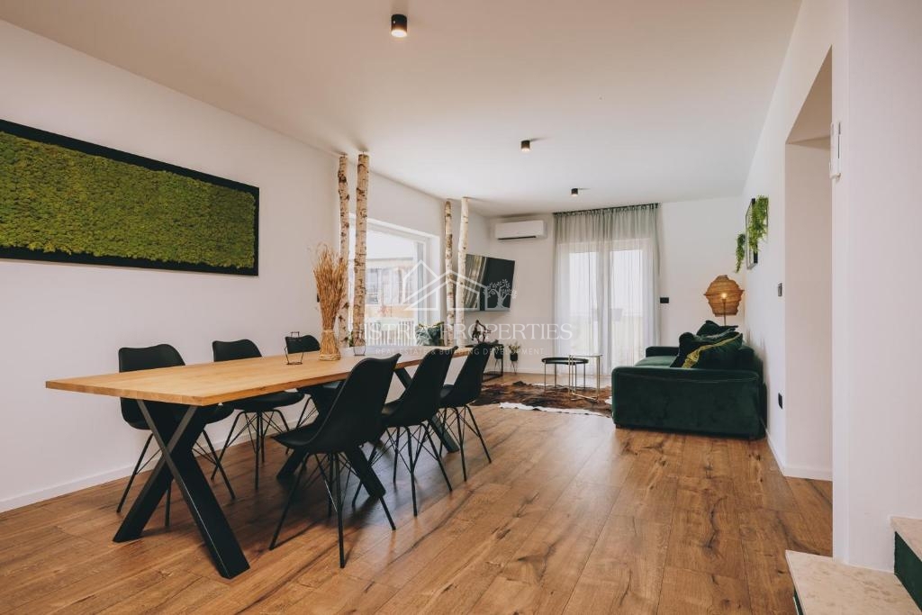 Mirna lokacija, obdana z zelenjem in nova, popolnoma opremljena hiša z bazenom