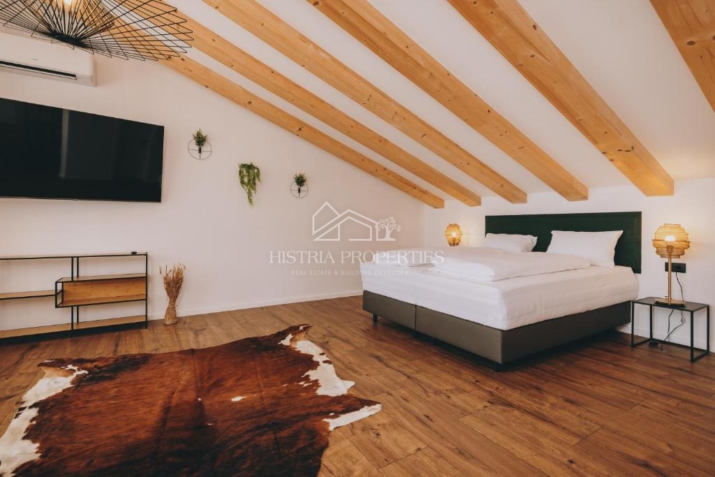 Mirna lokacija, obdana z zelenjem in nova, popolnoma opremljena hiša z bazenom