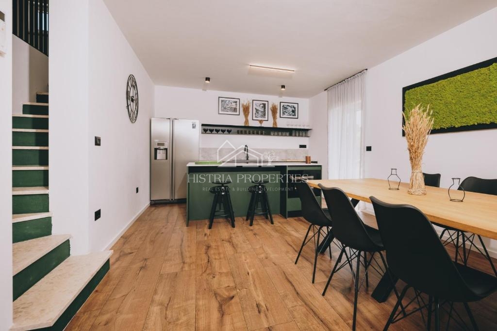 Mirna lokacija, obdana z zelenjem in nova, popolnoma opremljena hiša z bazenom