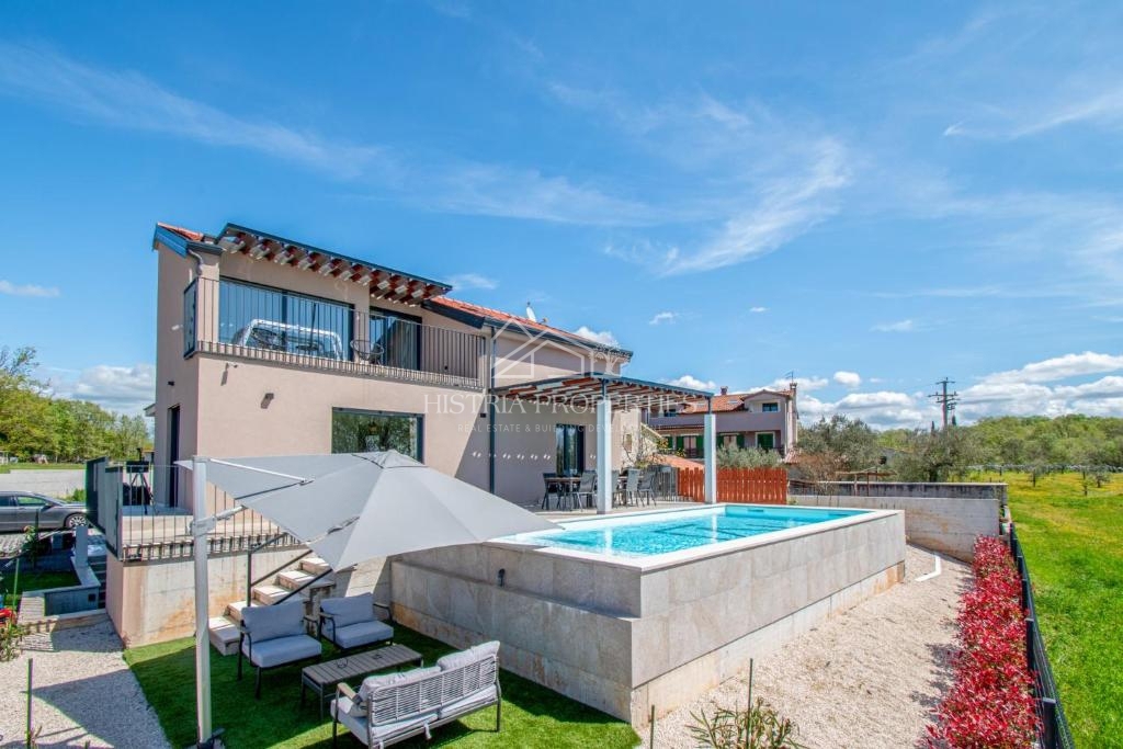 Mirna lokacija, obdana z zelenjem in nova, popolnoma opremljena hiša z bazenom