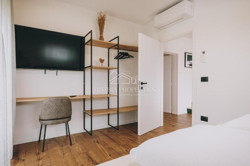 Mirna lokacija, obdana z zelenjem in nova, popolnoma opremljena hiša z bazenom