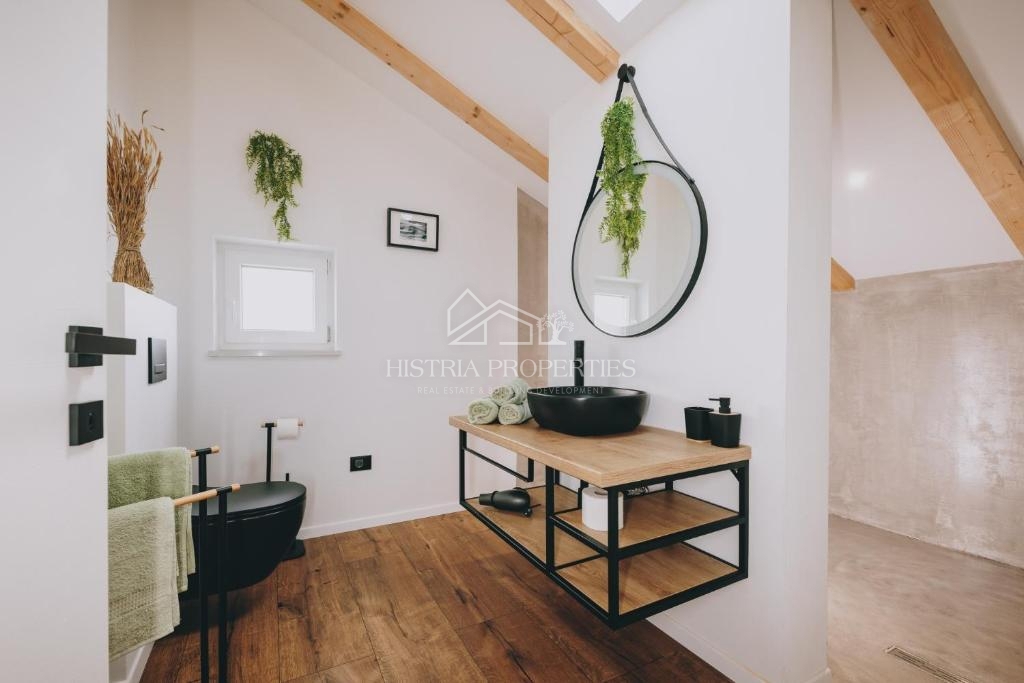 Mirna lokacija, obdana z zelenjem in nova, popolnoma opremljena hiša z bazenom