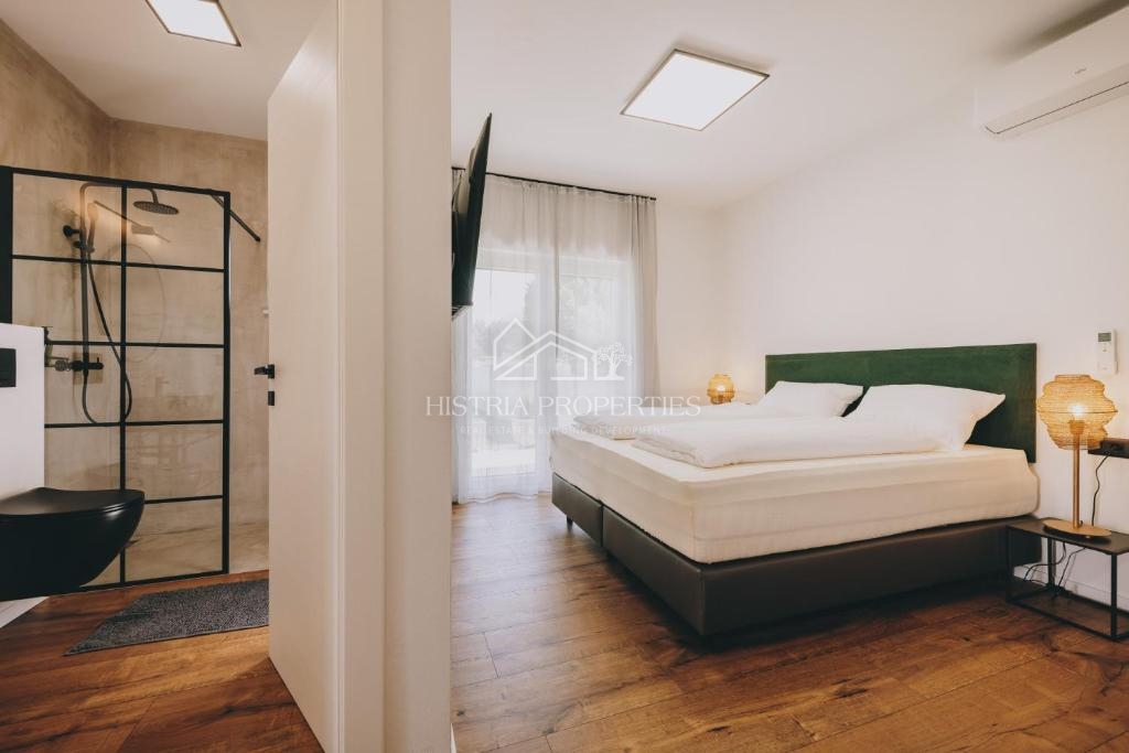 Mirna lokacija, obdana z zelenjem in nova, popolnoma opremljena hiša z bazenom