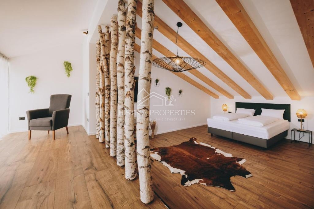 Mirna lokacija, obdana z zelenjem in nova, popolnoma opremljena hiša z bazenom