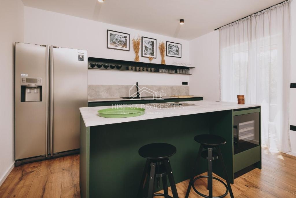 Mirna lokacija, obdana z zelenjem in nova, popolnoma opremljena hiša z bazenom