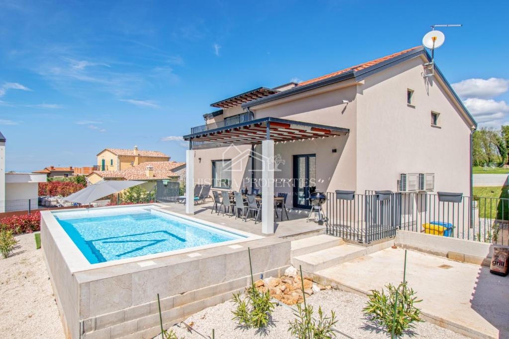 Mirna lokacija, obdana z zelenjem in nova, popolnoma opremljena hiša z bazenom