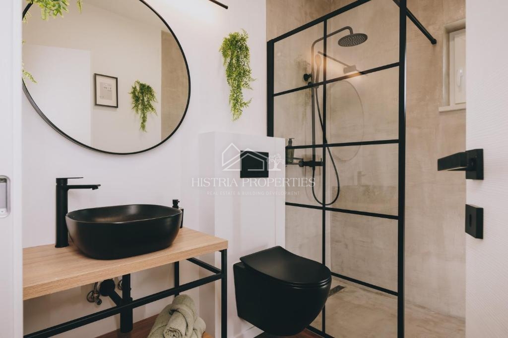 Mirna lokacija, obdana z zelenjem in nova, popolnoma opremljena hiša z bazenom