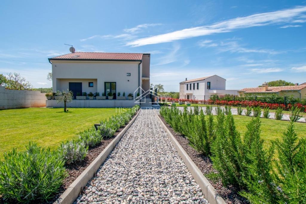 Mirna lokacija, obdana z zelenjem in nova, popolnoma opremljena hiša z bazenom