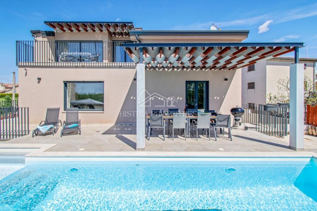 Mirna lokacija, obdana z zelenjem in nova, popolnoma opremljena hiša z bazenom