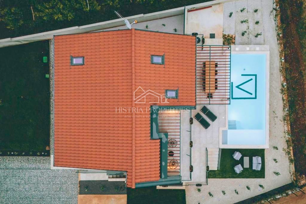 Mirna lokacija, obdana z zelenjem in nova, popolnoma opremljena hiša z bazenom