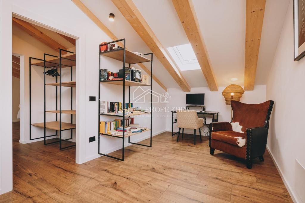 Mirna lokacija, obdana z zelenjem in nova, popolnoma opremljena hiša z bazenom