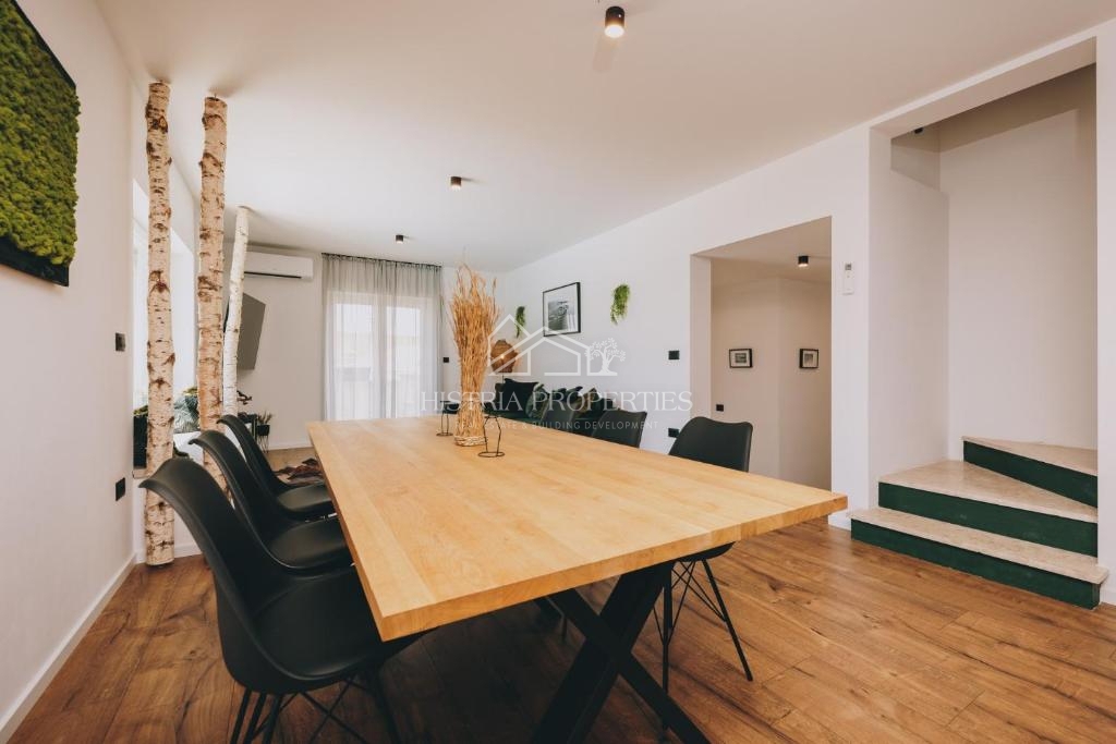 Mirna lokacija, obdana z zelenjem in nova, popolnoma opremljena hiša z bazenom