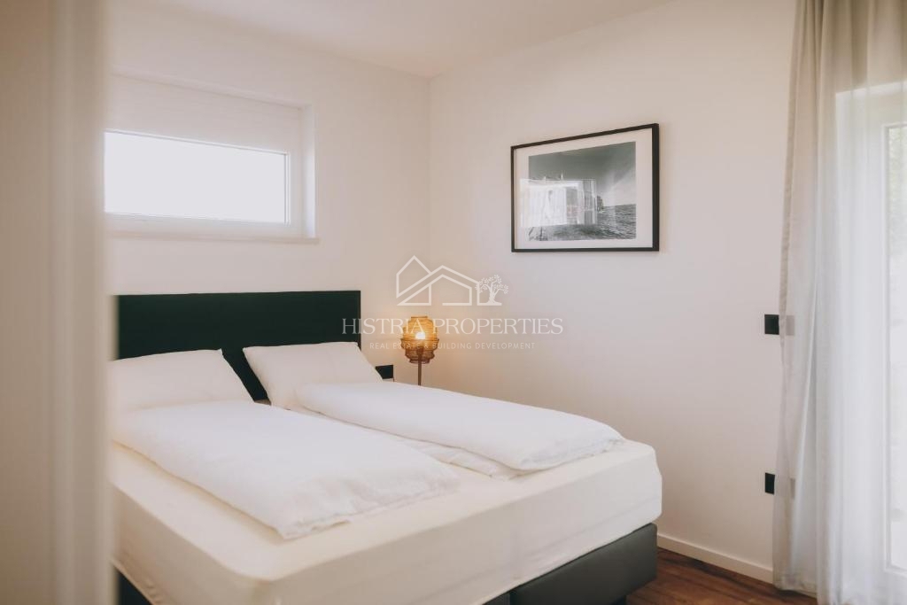 Mirna lokacija, obdana z zelenjem in nova, popolnoma opremljena hiša z bazenom