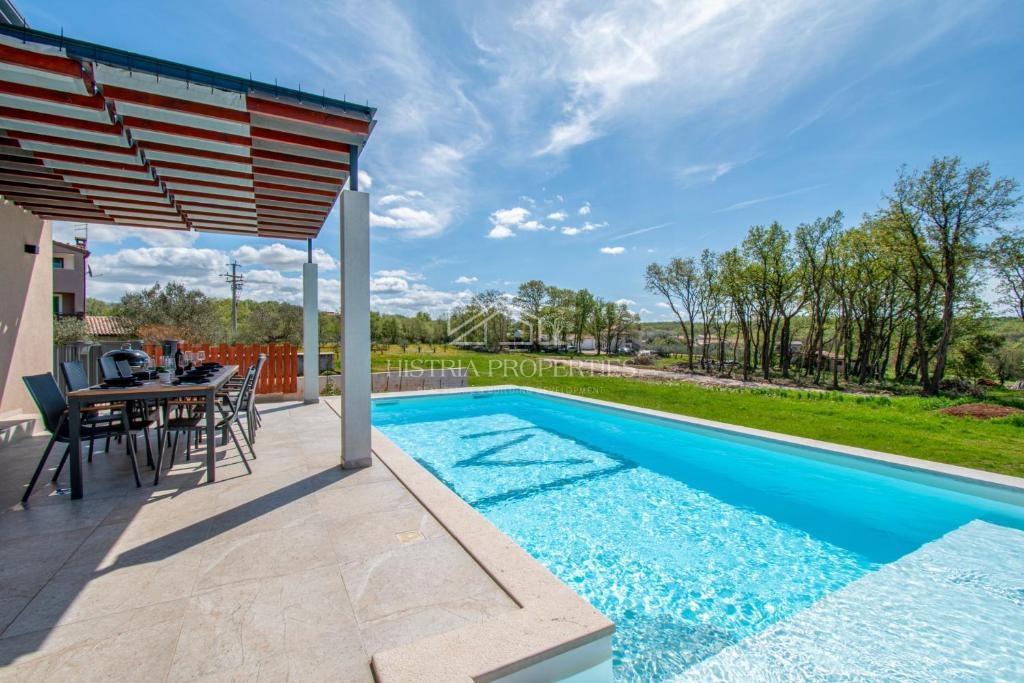 Mirna lokacija, obdana z zelenjem in nova, popolnoma opremljena hiša z bazenom