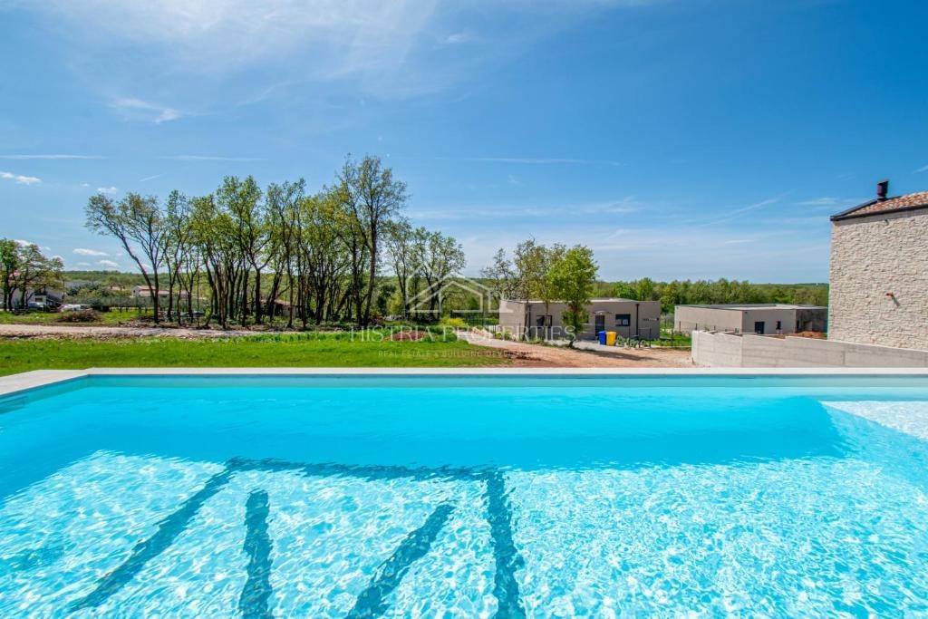 Mirna lokacija, obdana z zelenjem in nova, popolnoma opremljena hiša z bazenom