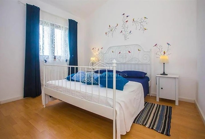 Pogled na morje s skupnim bazenom in hišo, opremljeno za prijeten oddih