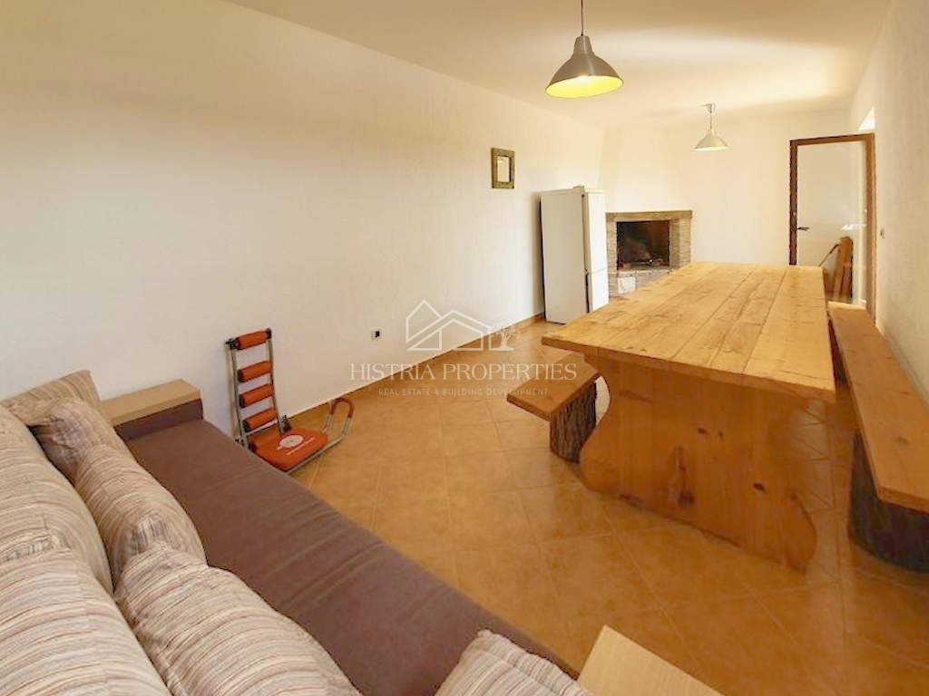 Pogled na morje s skupnim bazenom in hišo, opremljeno za prijeten oddih