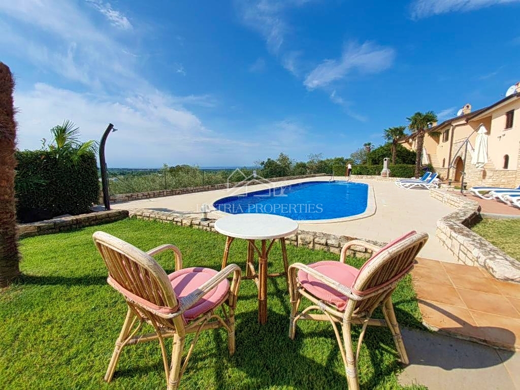 Pogled na morje s skupnim bazenom in hišo, opremljeno za prijeten oddih