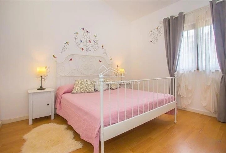 Pogled na morje s skupnim bazenom in hišo, opremljeno za prijeten oddih