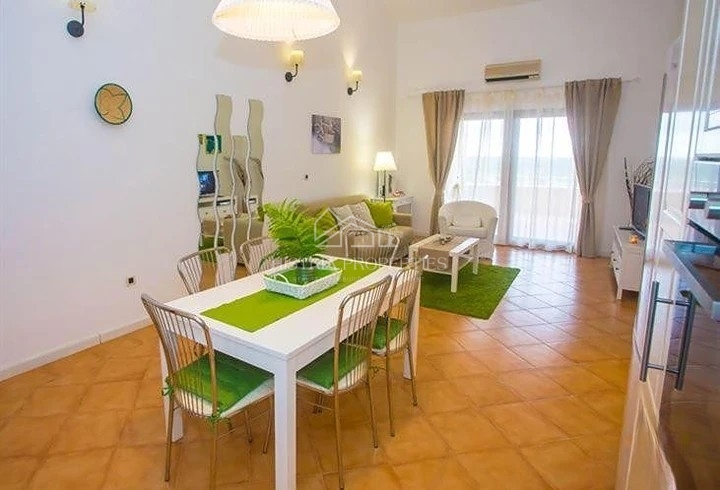 Pogled na morje s skupnim bazenom in hišo, opremljeno za prijeten oddih