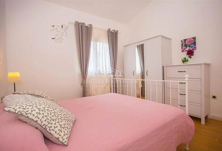 Pogled na morje s skupnim bazenom in hišo, opremljeno za prijeten oddih