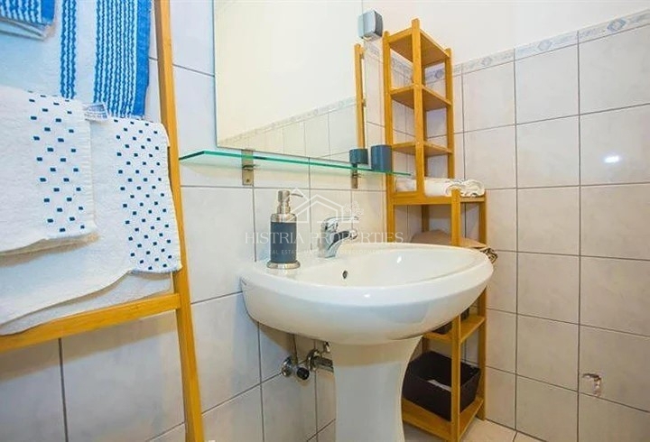 Pogled na morje s skupnim bazenom in hišo, opremljeno za prijeten oddih