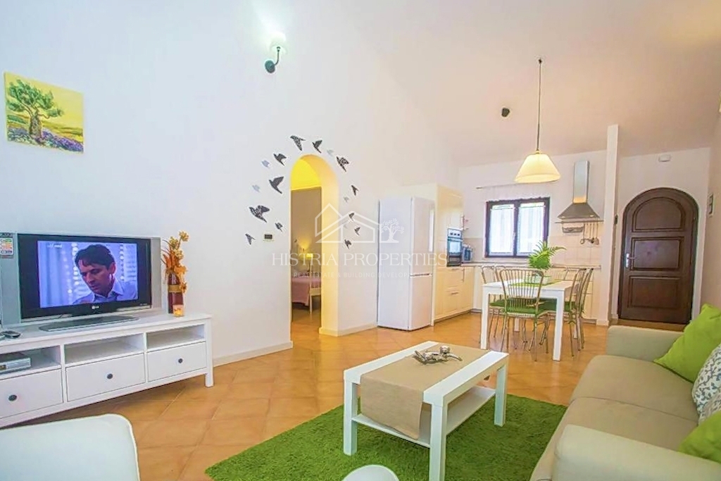 Pogled na morje s skupnim bazenom in hišo, opremljeno za prijeten oddih