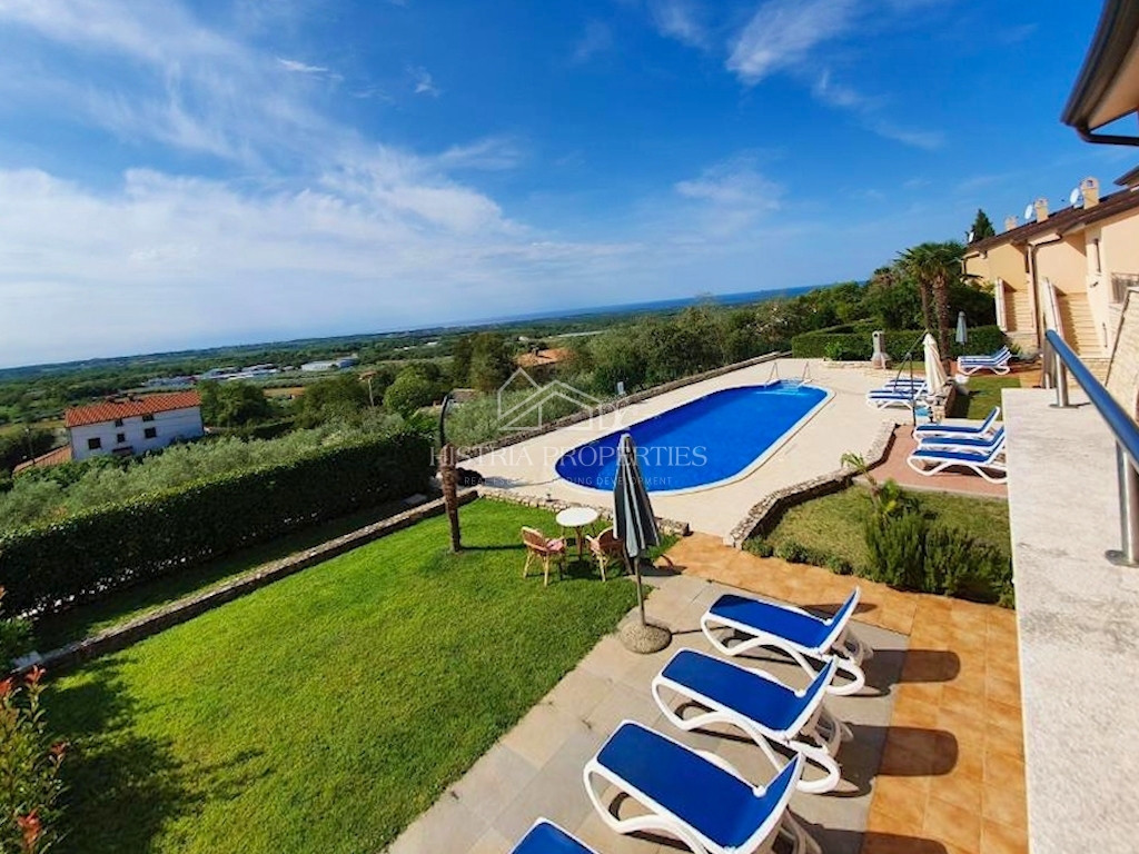 Pogled na morje s skupnim bazenom in hišo, opremljeno za prijeten oddih