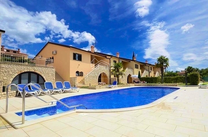 Pogled na morje s skupnim bazenom in hišo, opremljeno za prijeten oddih