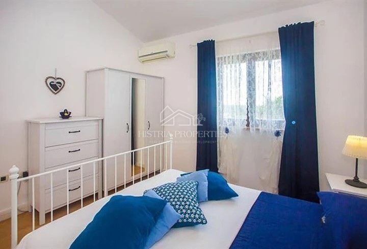 Pogled na morje s skupnim bazenom in hišo, opremljeno za prijeten oddih