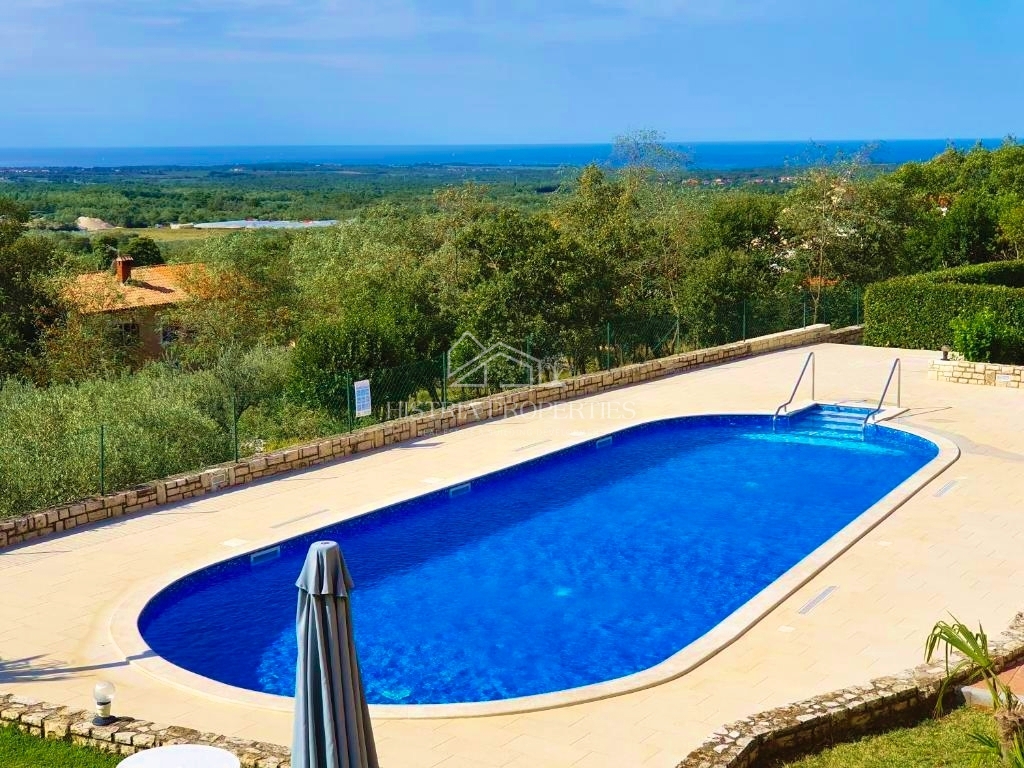 Pogled na morje s skupnim bazenom in hišo, opremljeno za prijeten oddih