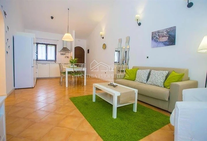 Pogled na morje s skupnim bazenom in hišo, opremljeno za prijeten oddih