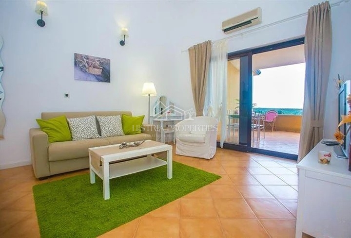 Pogled na morje s skupnim bazenom in hišo, opremljeno za prijeten oddih