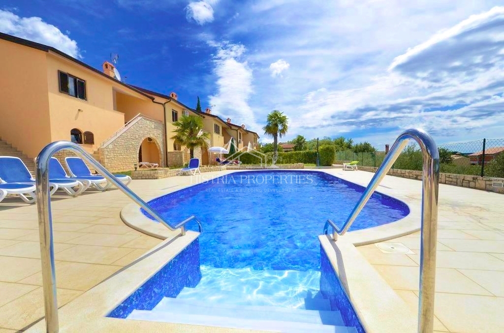 Pogled na morje s skupnim bazenom in hišo, opremljeno za prijeten oddih