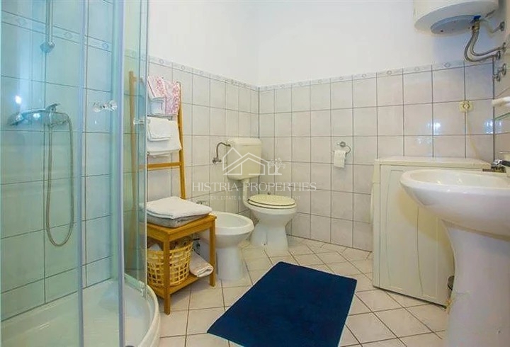 Pogled na morje s skupnim bazenom in hišo, opremljeno za prijeten oddih