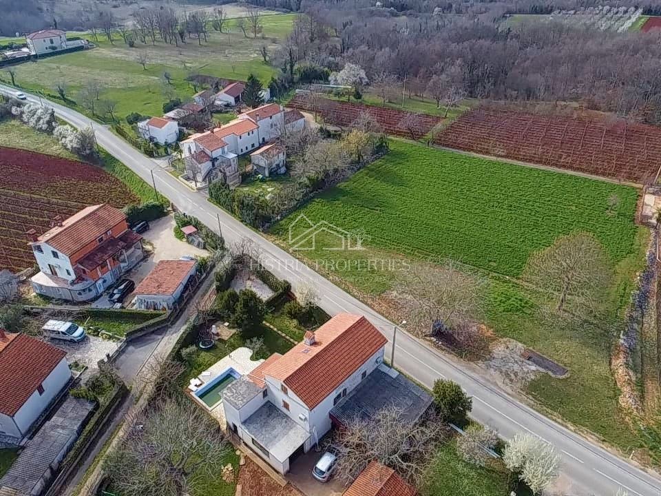 Odlična priložnost za investitorje in gradnjo več stanovanjskih objektov na prostorni parceli z infrastrukturo