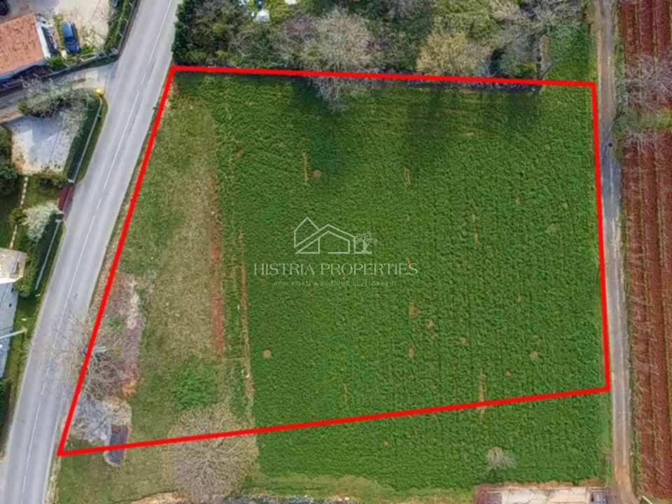 Odlična priložnost za investitorje in gradnjo več stanovanjskih objektov na prostorni parceli z infrastrukturo