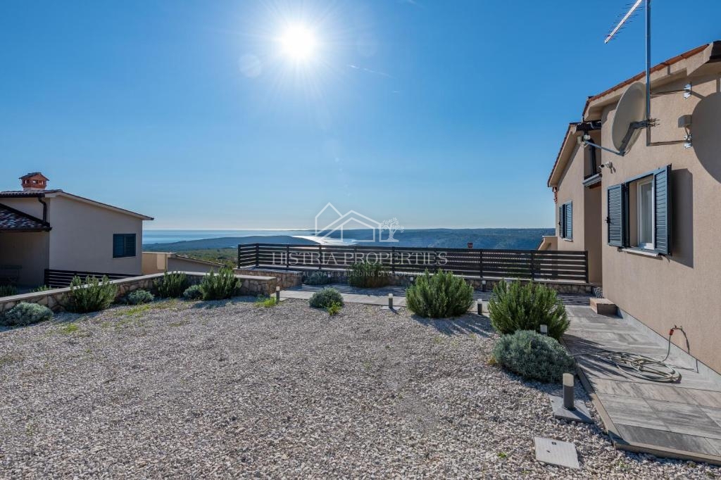 Čudovit panoramski razgled na Raški zaliv in hiša za najem z dvema opremljenima apartmajema