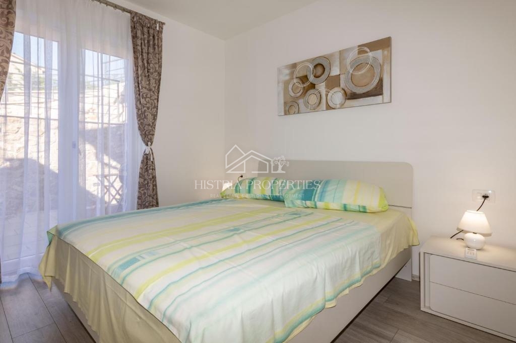 Čudovit panoramski razgled na Raški zaliv in hiša za najem z dvema opremljenima apartmajema