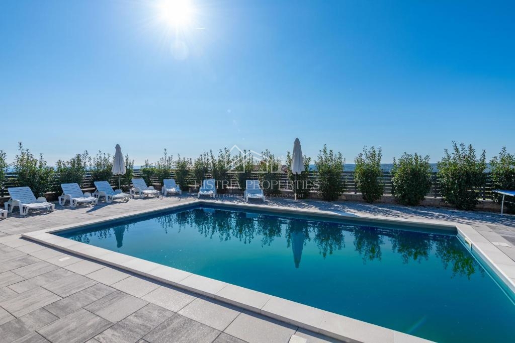 Čudovit panoramski razgled na Raški zaliv in hiša za najem z dvema opremljenima apartmajema