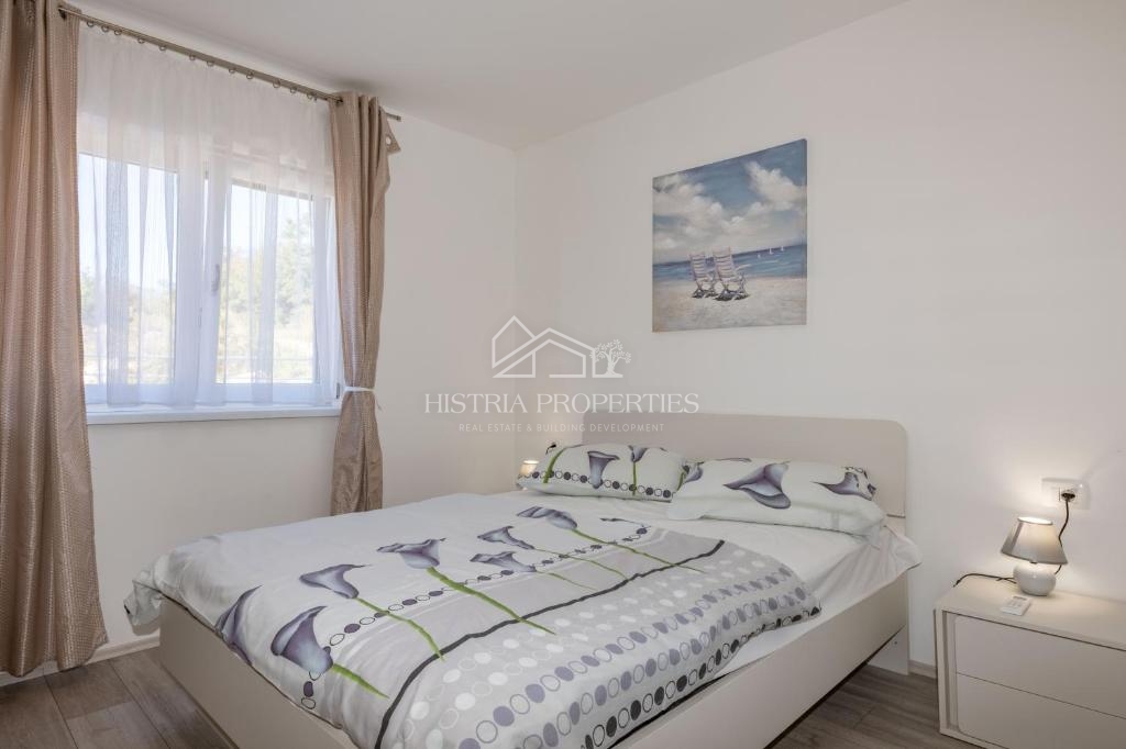 Čudovit panoramski razgled na Raški zaliv in hiša za najem z dvema opremljenima apartmajema