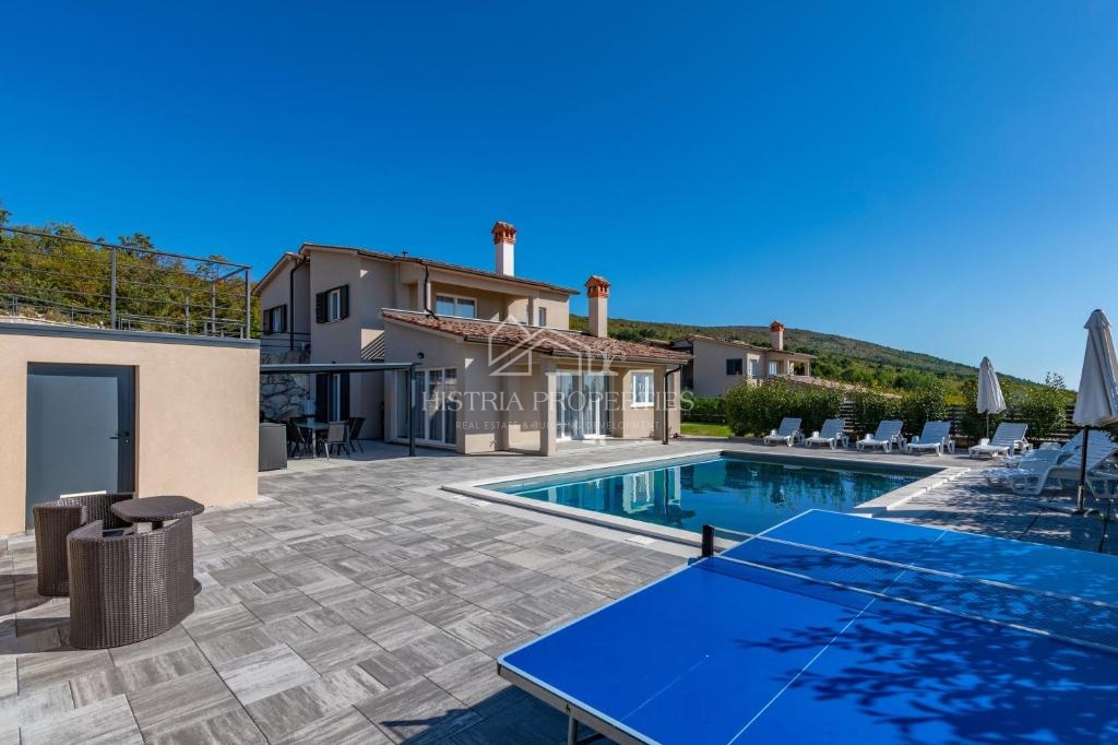 Čudovit panoramski razgled na Raški zaliv in hiša za najem z dvema opremljenima apartmajema