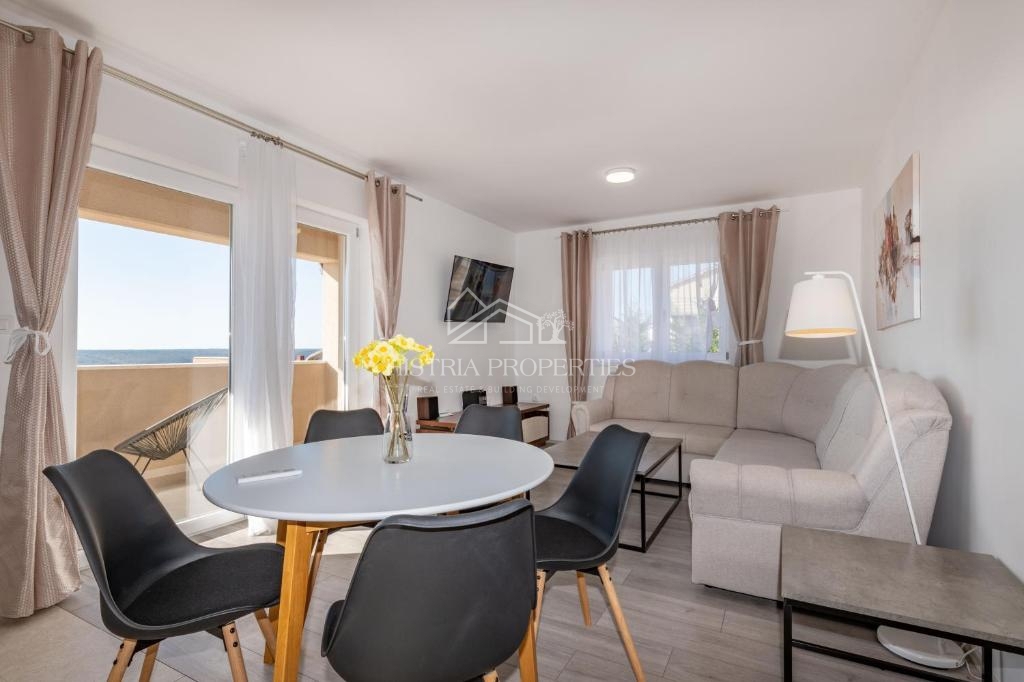 Čudovit panoramski razgled na Raški zaliv in hiša za najem z dvema opremljenima apartmajema