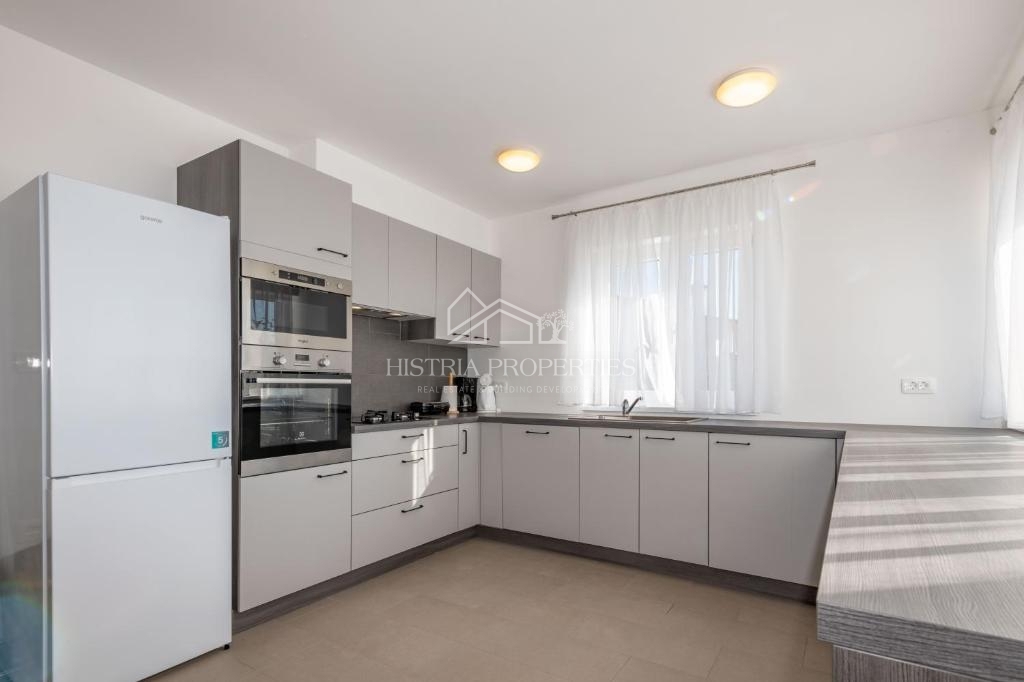 Čudovit panoramski razgled na Raški zaliv in hiša za najem z dvema opremljenima apartmajema