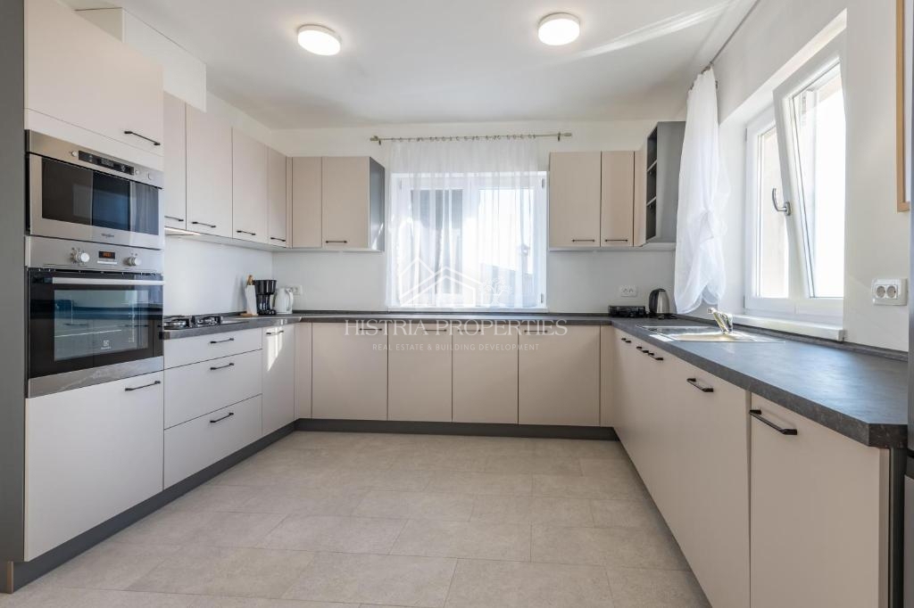 Čudovit panoramski razgled na Raški zaliv in hiša za najem z dvema opremljenima apartmajema