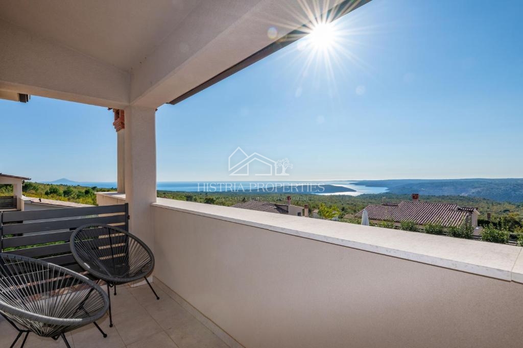 Čudovit panoramski razgled na Raški zaliv in hiša za najem z dvema opremljenima apartmajema