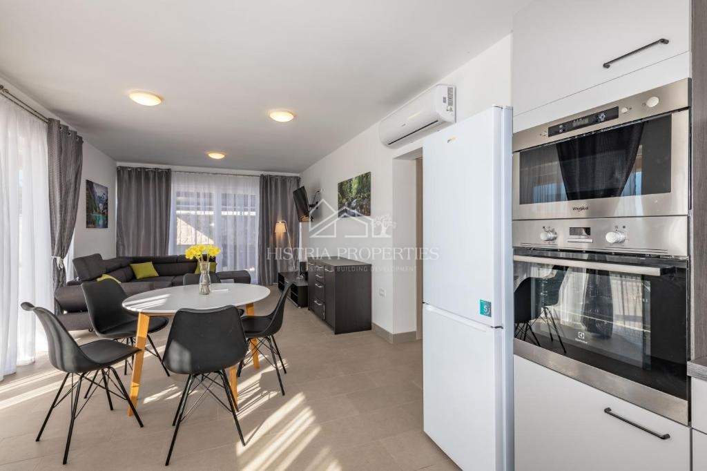 Čudovit panoramski razgled na Raški zaliv in hiša za najem z dvema opremljenima apartmajema