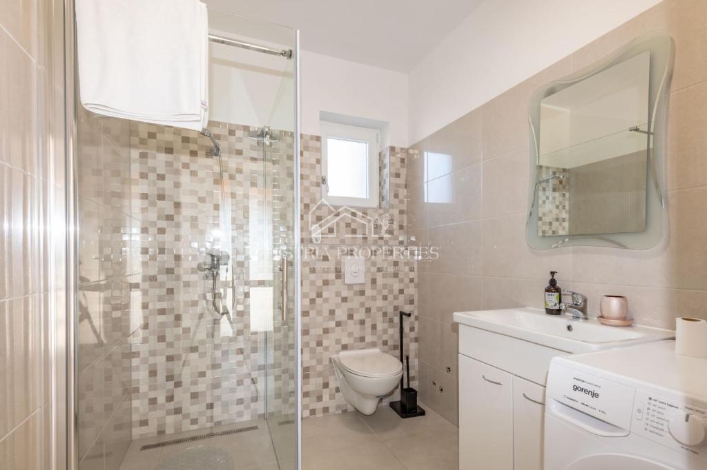 Čudovit panoramski razgled na Raški zaliv in hiša za najem z dvema opremljenima apartmajema